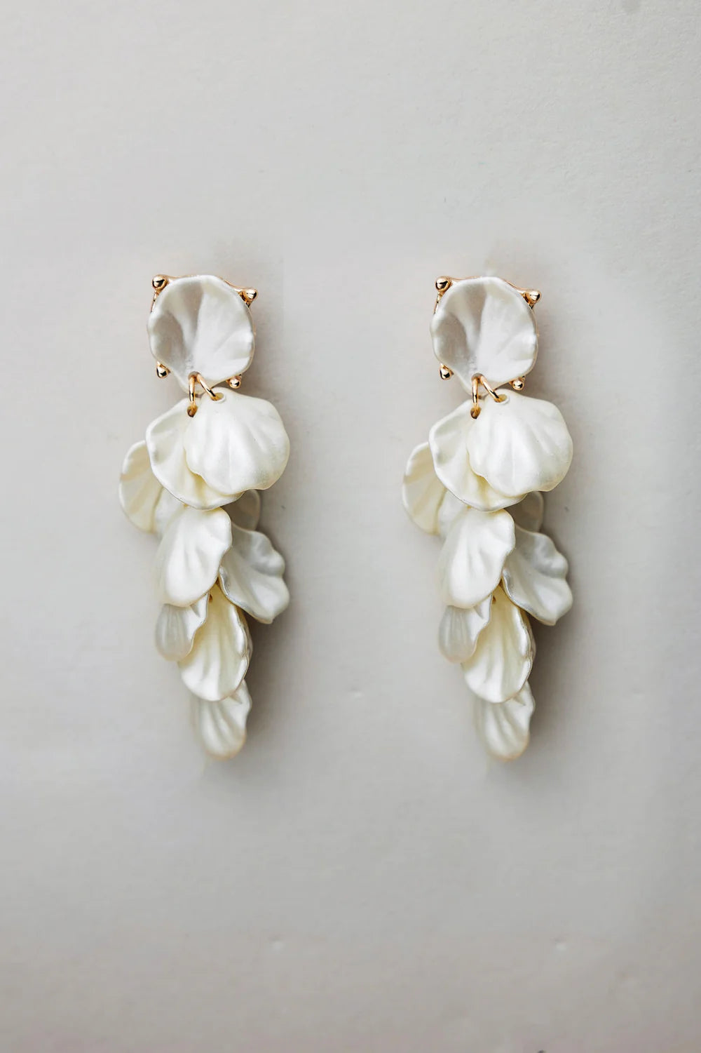 Shell leaf earrings pearl white